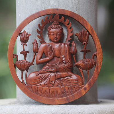 Holzrelief-Platte, 'Segnender Buddha - Geschnitzte Holzreliefplatte von Buddha mit braunem Finish
