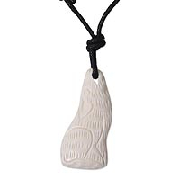 Halskette mit Knochenanhänger, „Hübscher Hase“ – handgefertigter Kaninchenknochenanhänger an einer Halskette aus Baumwolle