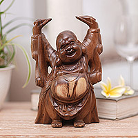 Holzstatuette „Entspannter glücklicher Buddha“ – Kunsthandwerklich gefertigte Holzskulptur eines glücklichen Buddha aus Bali