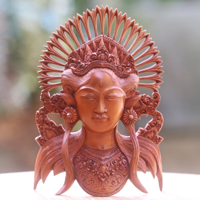 Holzskulptur „Balinesische Muse“ – Aus Holz handgeschnitzte Masken-Skulptur einer Frau mit einer Krone