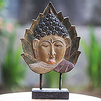 Escultura de madera, 'Hoja de Buda' - Buda tallado a mano en madera de hoja de Pipal con soporte