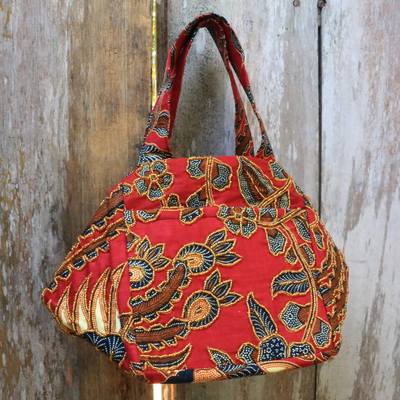 Perlenbesetzte Batik-Handtasche aus Baumwolle - Rote Perlenhandtasche mit handgestempeltem Batik aus Bali