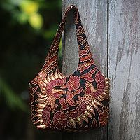 Bolso de hombro batik de algodón con cuentas, 'Black Sawunggaling' - Bolso de hombro de algodón batik negro y burdeos con cuentas