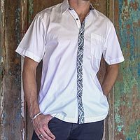 Camisa batik de algodón para hombre, 'Blue Waves' - Acentos Batik estampados a mano en camisa de algodón blanco para hombre