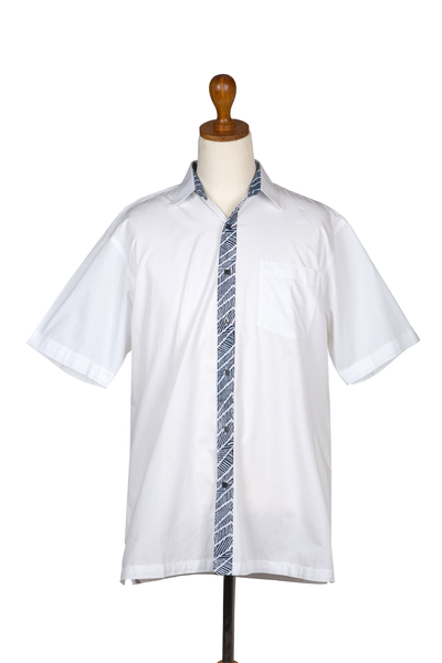 Camisa batik de algodón para hombre - Acentos de batik estampados a mano en camisa de algodón blanco para hombres