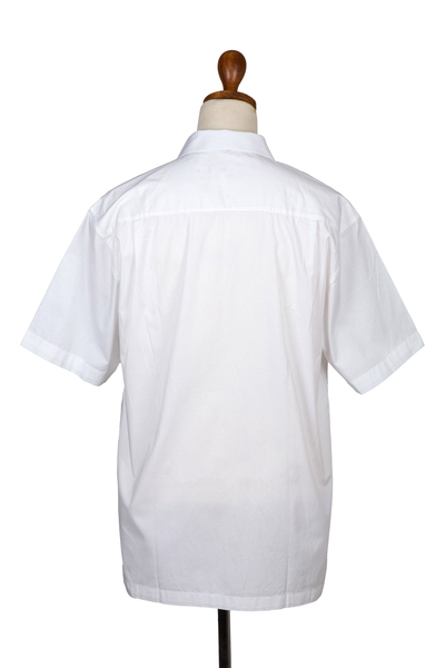 Herren-Batikhemd aus Baumwolle - Handgestempelte Batik-Akzente auf weißem Baumwollhemd für Herren