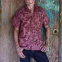 Camisa batik de algodón para hombre, 'Light and Shadow' - Camisa batik de algodón para hombre de comercio justo en rojos de Bali