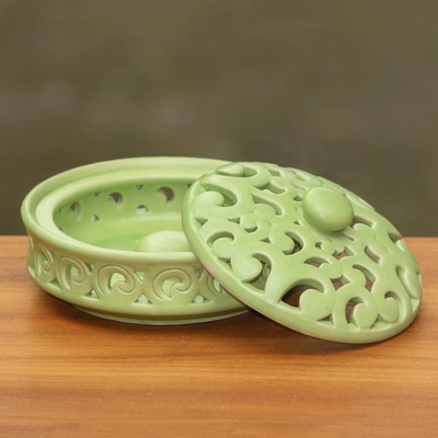 Mückenspulenhalter aus Keramik, 'Jatiluwih Green' - Handgefertigter Mückenspulenhalter aus hellgrüner Keramik