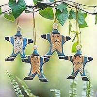Holzornamente, „Happy Blue Santa“ (4er-Set) – Set mit 4 blauen Weihnachtsornamenten, handbemalt auf Bali