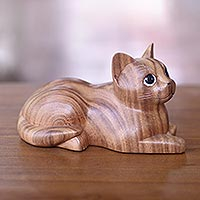 Escultura de madera, 'Gato de pelo corto' - Escultura de gato de madera tallada a mano de un artesano balinés