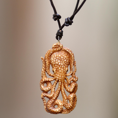 Halskette mit Knochenanhänger - Halskette mit Oktopus-Anhänger, handgeschnitzt aus Kuhknochen