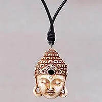 Halskette mit Knochenanhänger, „Buddha-Kopf I“ – Halskette mit Buddha-Anhänger aus geschnitztem Knochen mit Lederschnüren