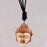 Knochen-Anhänger-Halskette, „Buddha-Kopf II“ – Buddha-Kopf-Halskette aus geschnitztem Kuhknochen und Leder