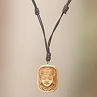 Collar con colgante de hueso, 'Cabeza de Buda III'