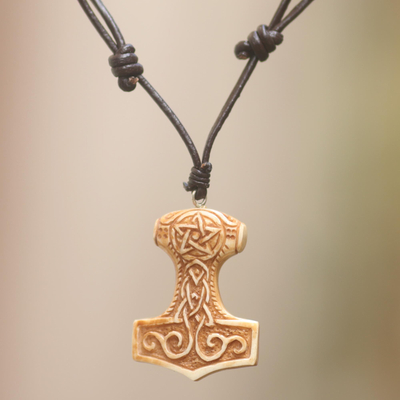 Halskette mit Knochenanhänger - Halskette mit geschnitztem Knochenanhänger im keltischen Design an Lederband