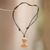 Halskette mit Knochenanhänger - Halskette mit geschnitztem Knochenanhänger im keltischen Design an Lederband