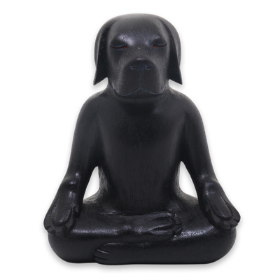 Holzskulptur - Aus Holz geschnitzter schwarzer Beagle in Yoga-Lotus-Pose