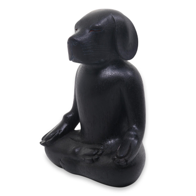 Holzskulptur - Aus Holz geschnitzter schwarzer Beagle in Yoga-Lotus-Pose