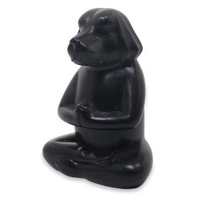 Holzskulptur - Holzskulptur eines schwarzen Welpenhundes in Meditationshaltung