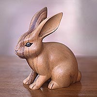 Escultura de madera, 'Cute Ginger Rabbit' - Estatuilla de conejo de madera tallada a mano de comercio justo