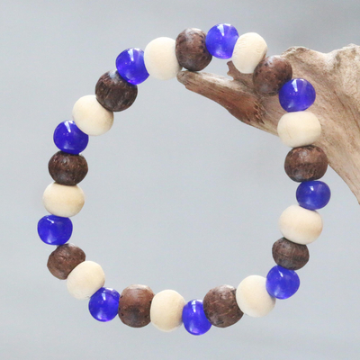 Stretcharmband mit Perlen, 'Blue Connection'. - Handgefertigtes Stretch-Armband mit Keramik- und Holzperlen