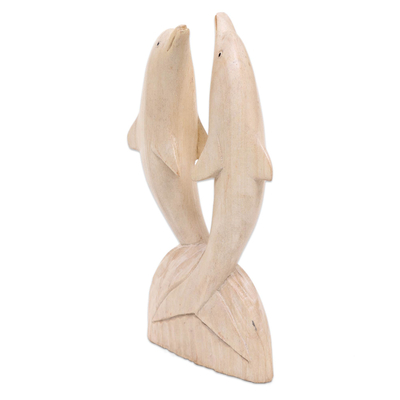 Escultura de madera, 'Delfines saltadores' - Estatuilla de madera de hibisco con acabado natural de delfines saltadores