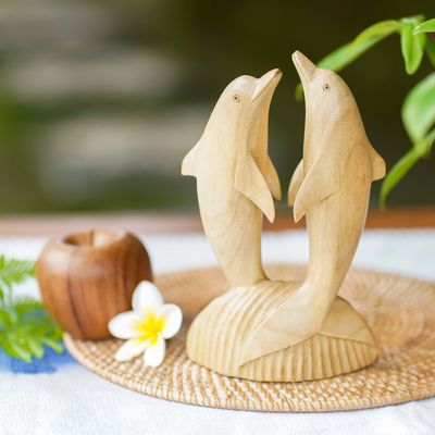 Escultura de madera, 'Delfines saltadores' - Estatuilla de madera de hibisco con acabado natural de delfines saltadores