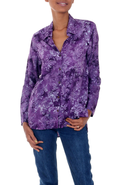 Viskose-Batikbluse - Handgestempeltes lila florales Batik-Rayon-Shirt für Frauen
