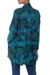 Rayon-Batik-Kimonojacke, „Kenanga“ – langärmlige Damen-Rayonjacke mit blaugrünem Blumendruck