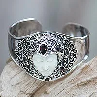 Brazalete de granate - Brazalete Artesanal de Hueso Tallado y Plata con Granates