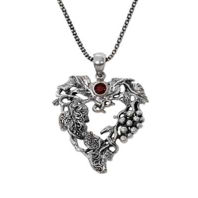 Granatanhänger-Halskette, 'Heart of the Vineyard' - Herzförmige Anhänger-Halskette aus Sterlingsilber mit Trauben