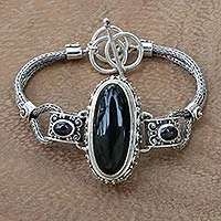 Armband mit Anhänger aus Onyx und Granat, „Royal Presence“ – Armband mit Anhänger im balinesischen Stil mit Onyx und Granat