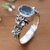 anillo de topacio azul con una sola piedra - Anillo de Plata y Topacio Azul Talla Oval con Diseño Floral
