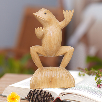 Holzskulptur - Skurriler, kunstvoll geschnitzter balinesischer tanzender Frosch