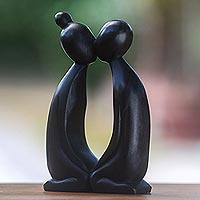 Escultura de madera, 'Harmony' - Estatuilla de madera negra del abrazo de los amantes de Bali