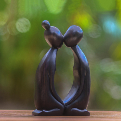 Holzskulptur - Schwarze Holzstatuette der Liebesumarmung aus Bali