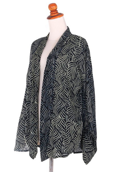 Rayon-Batikjacke, „Bedeg“ – Damenjacke mit offener Vorderseite aus Rayon-Batik in Schwarz und Ecru