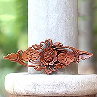 Panel en relieve de madera, 'Singular Lotus' - Panel en relieve de madera tallada a mano en flor de loto de Bali
