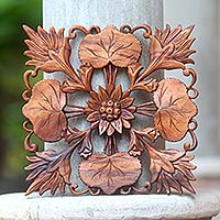 Holzwandpaneel „Lotus Garden“ – Kunsthandwerklich gefertigtes Suar-Holzwandpaneel mit Blumenmotiv