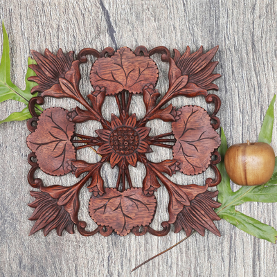 Wandpaneel aus Holz - Kunsthandwerklich gefertigtes Wandpaneel aus Suar-Holz mit Blumenmotiv