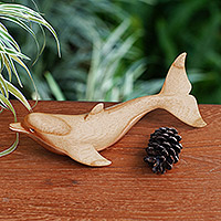 Escultura de madera, 'Delfín de nariz de botella' - Escultura de madera de delfín de nariz de botella tallada artesanalmente realista
