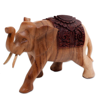 Holzstatuette, „Elefant auf Parade“. - Handgeschnitzte Holzstatuette eines eleganten Elefanten auf Parade