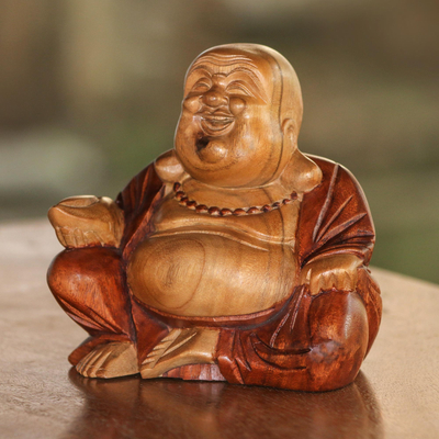 Holzskulptur – Freudige Buddha-Skulptur aus Akazienholz, von Hand in Bali geschnitzt
