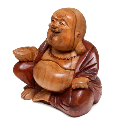 Holzskulptur – Freudige Buddha-Skulptur aus Akazienholz, von Hand in Bali geschnitzt