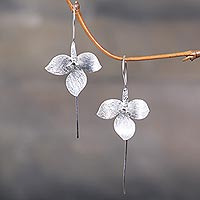 Pendientes colgantes de plata de ley, 'Silver Tri Flower' - Pendientes colgantes florales de plata de ley hechos a mano
