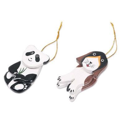 Holzornamente, 'Der Welpe und der Panda' (Paar) - Handgefertigte Hunde- und Pandabaumschmuck-Hängefiguren Ferienkunst