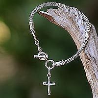 Charm-Armband aus Sterlingsilber, „Bamboo Spiritual“ – handgefertigtes Kreuz-Charm-Armband aus Sterlingsilber aus Bali