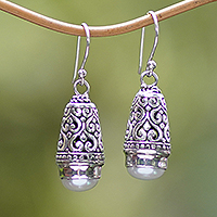 Pendientes colgantes de perlas cultivadas, 'Campanas de Bali' - Pendientes de perlas cultivadas balinesas en plata de ley