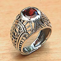 Gewölbter Granatring, „Denpasar-Tempel“ – Gewölbter Ring aus Sterlingsilber mit facettiertem rotem Granat