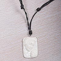 Collar colgante de hueso y cuero, 'Virgen María Amorosa' - Collar de medallón de la Virgen María artesanal
